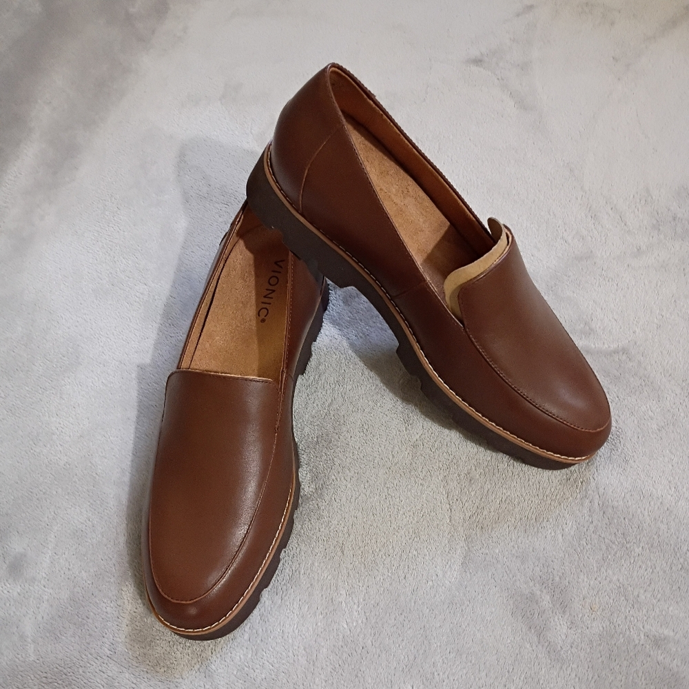 NWOB Vionic Kensley Leather Loafer 9.5 W Wide